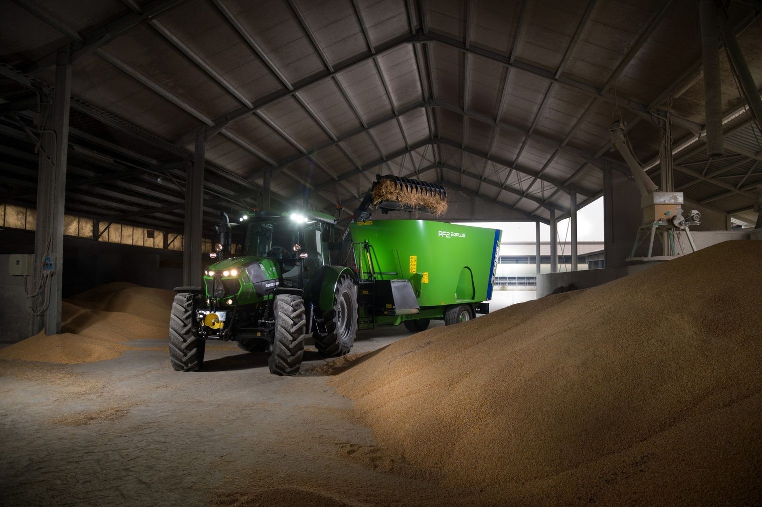 Ein Traktor und eine Anhänger von Faresin in einer Scheune