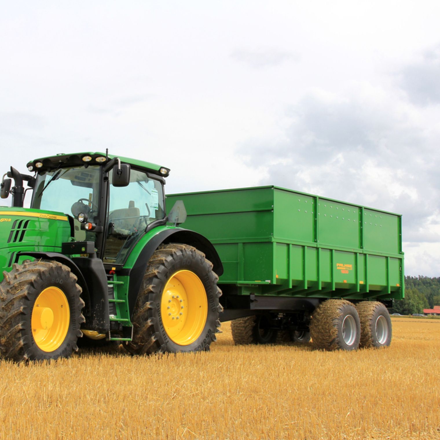 Grüner Traktor mit Anhänger