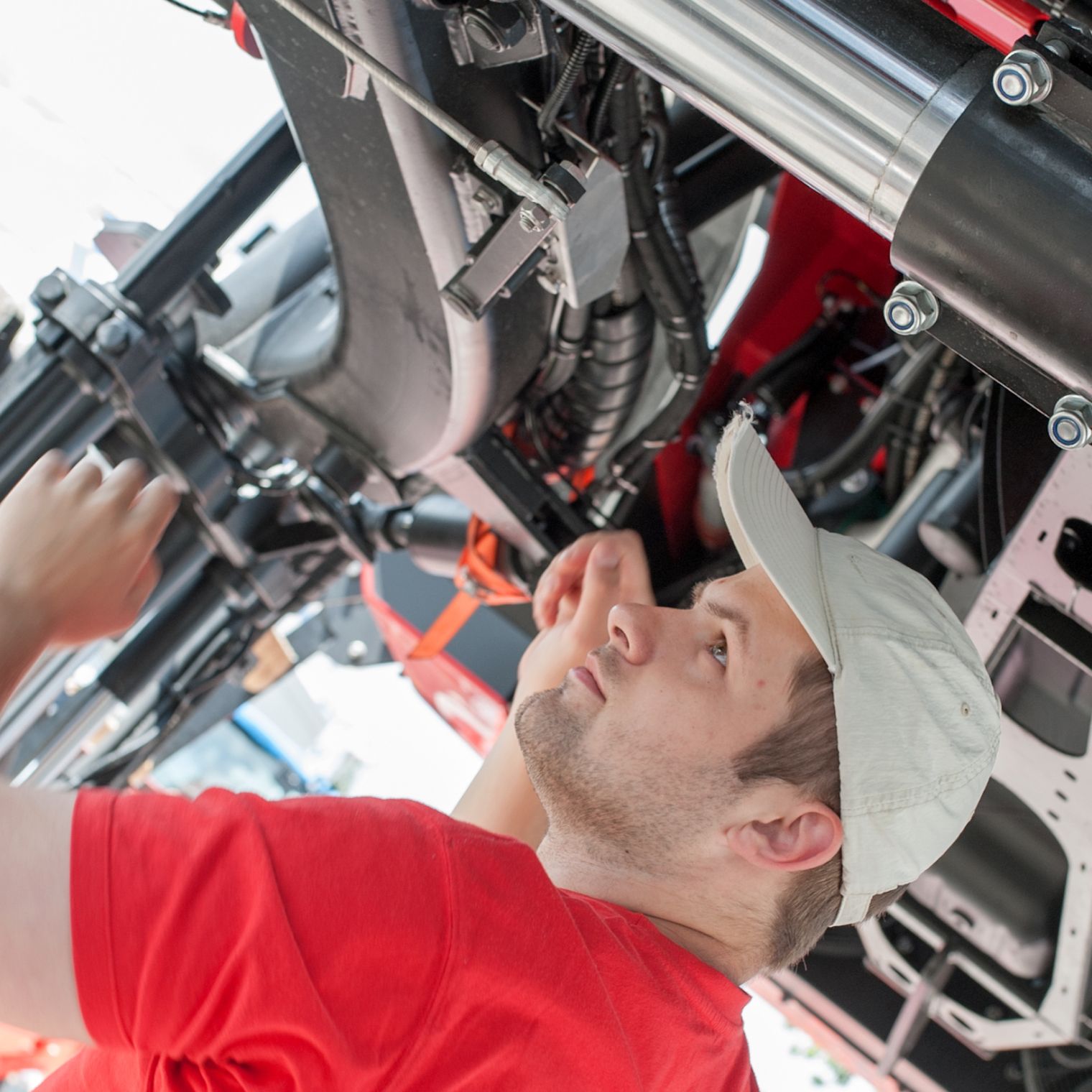 Mann inspiziert einen Traktor